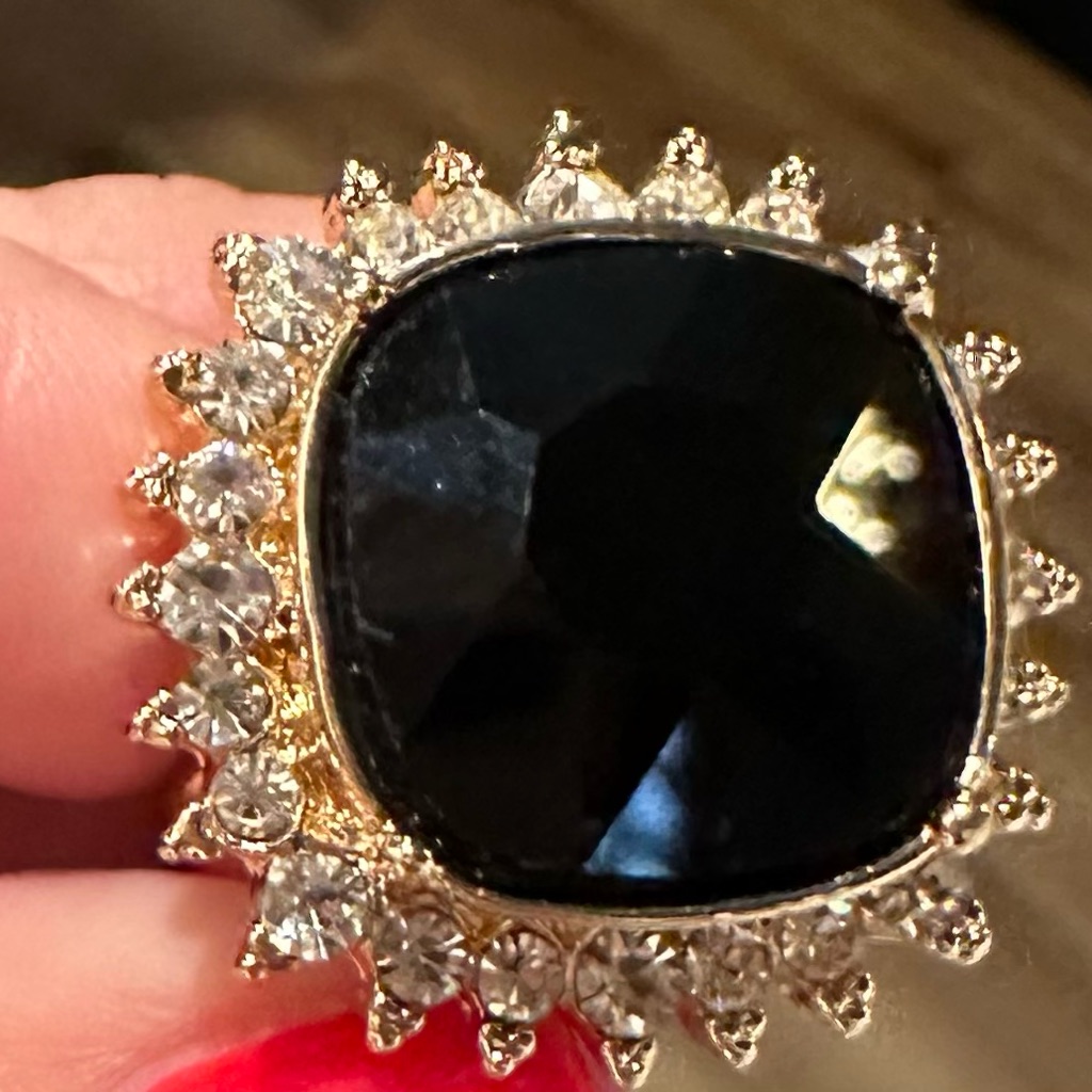 Tahari New With Tags Cocktail Party Ring 20$